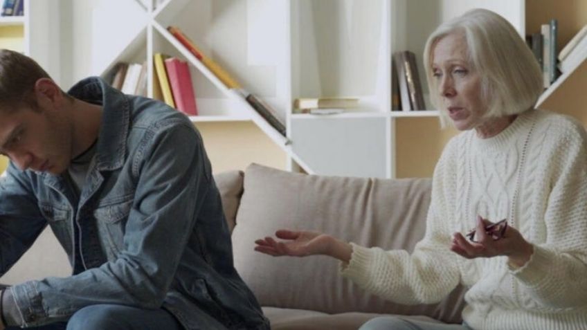 Una mujer italiana gana demanda para echar de sus casa a sus hijos 'parásitos' de 40 años