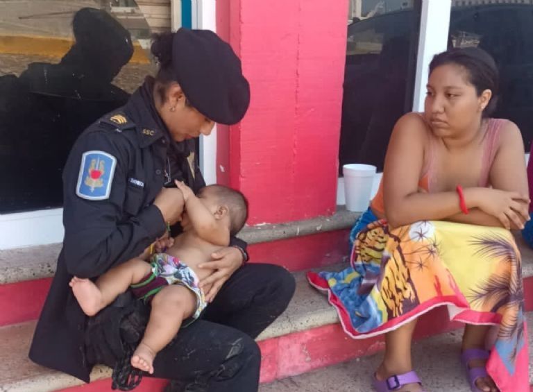 Mujer policía de la CDMX amamanta a bebé con 24 horas sin comer en Acapulco