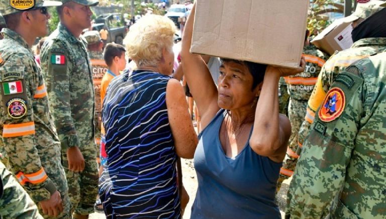 Mujer policía de la CDMX amamanta a bebé con 24 horas sin comer en Acapulco