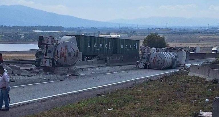 Pipa volcada en Arco Norte