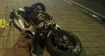 Imágenes fuertes: Motociclista muere tras caer y derrapar varios metros en Viaducto