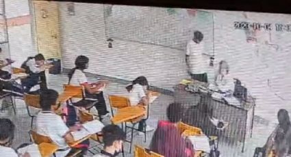 VIDEO: En medio de la clase, alumno apuñala en repetidas ocasiones a su maestra en Coahuila