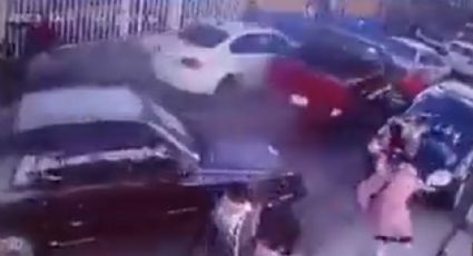 VIDEO: Conductor de automóvil embiste a tres personas al exterior de secundaria en Puebla