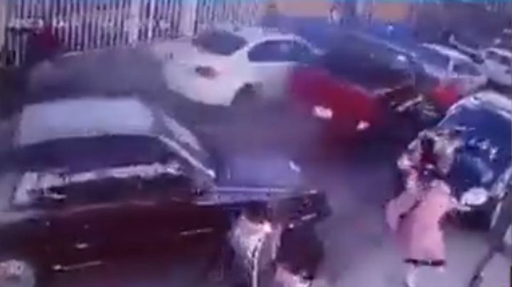 VIDEO: Conductor de automóvil embiste a tres personas al exterior de secundaria en Puebla
