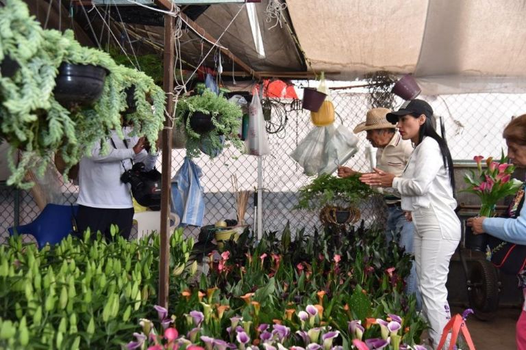 Sandra Cuevas de gira por Xochimilco
