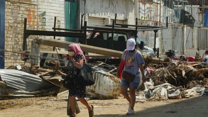 Mujer en Acapulco logra rescatar el cadáver de su hija sepultada en los escombros tras Otis
