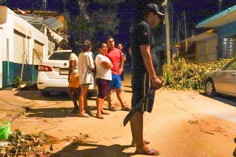 Madre en Acapulco rescata el cuerpo de su hija de escombros