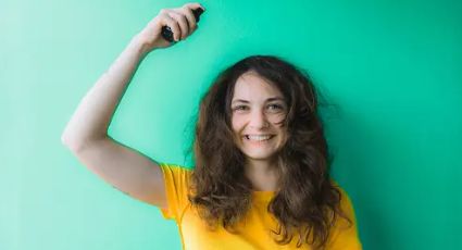 Aleja el 'frizz' de tu cabello: 7 cosas que puedes hacer para tener un cabello menos esponjado