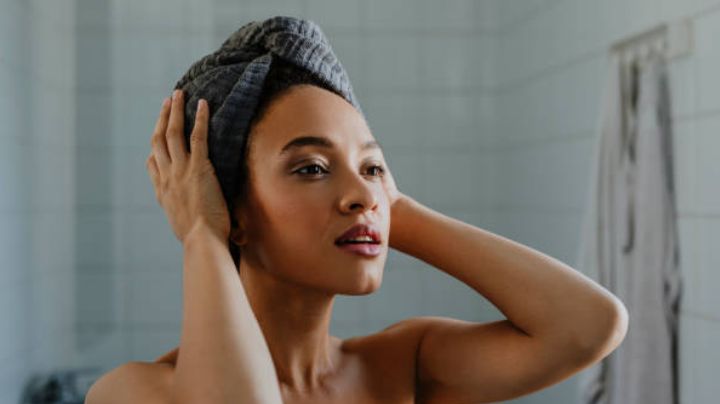 Cambia tu toalla por una de microfibra: Tu cabello te lo agradecerá por estos 4 beneficios