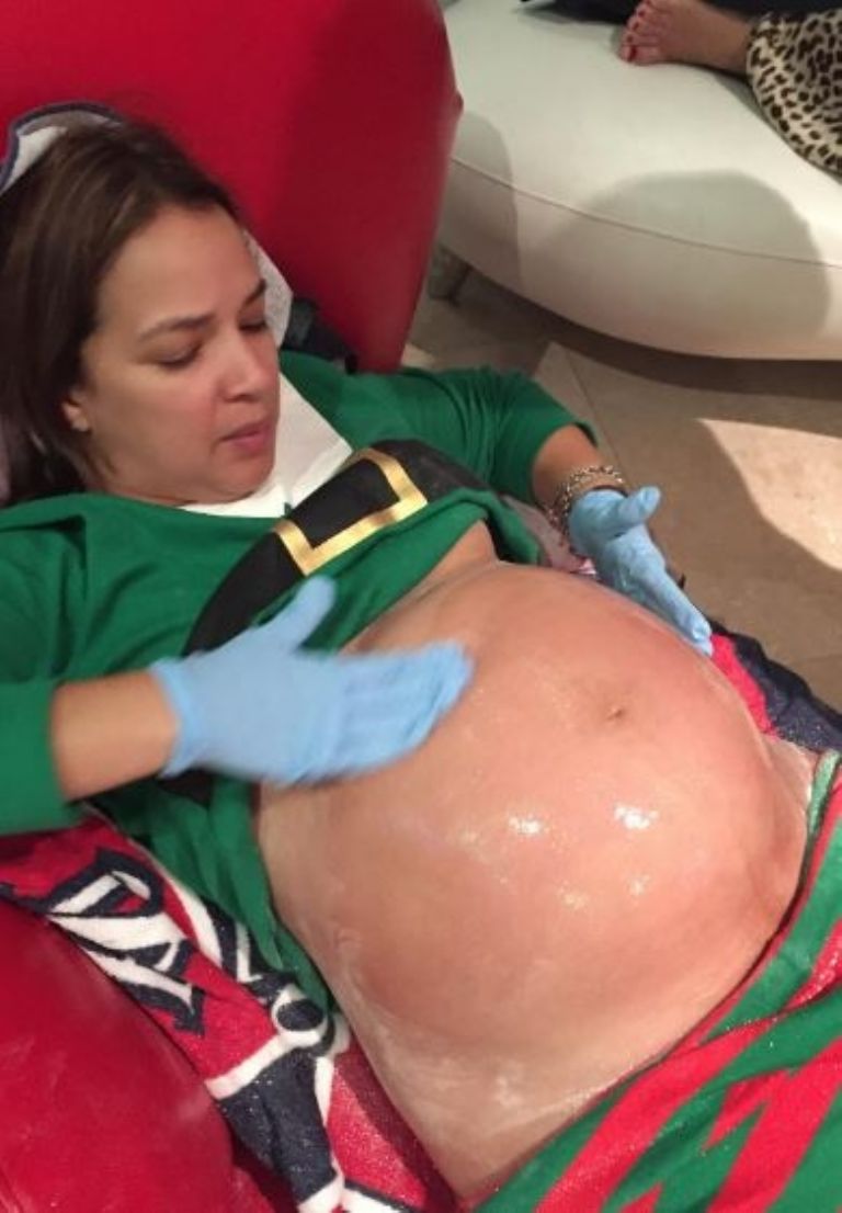 Adamari López comparte foto de su pancita de embarazo