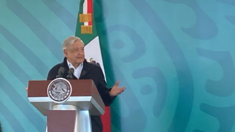 AMLO se lanza contra Karla Quintana