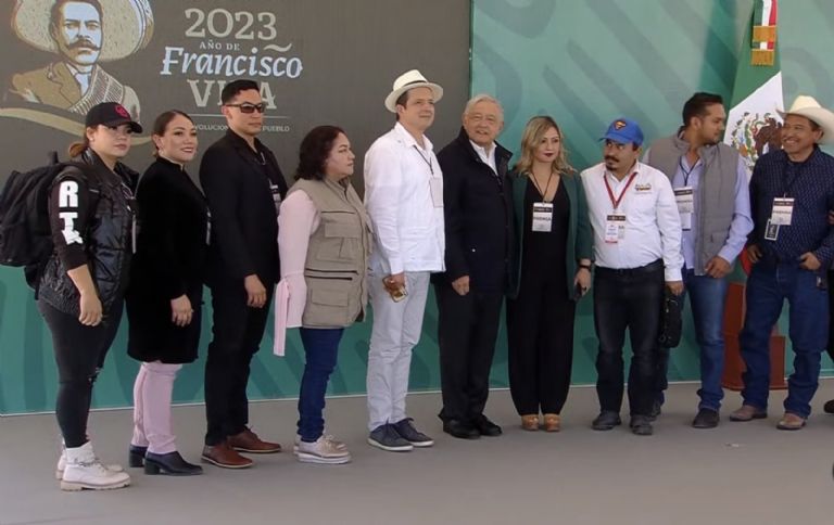 AMLO se toma fotos con miembros de la prensa. Foto: Twitter