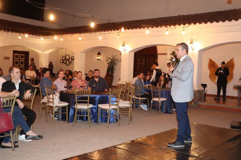 El director general del campus Obregón dando unas palabras