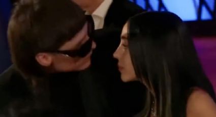 Peso Pluma presume su amor y besa a Nicki Nicole en la alfombra de los Latin Grammy