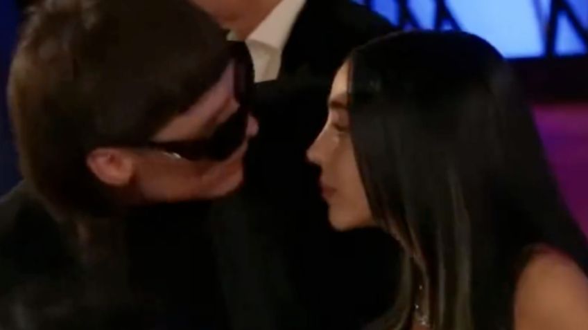 Peso Pluma presume su amor y besa a Nicki Nicole en la alfombra de los Latin Grammy