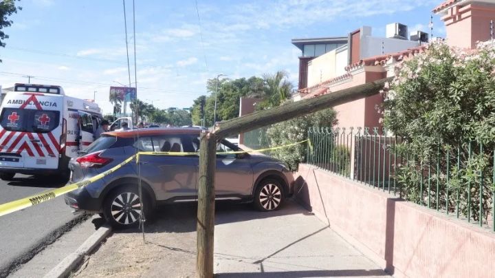 Aparatoso choque en bulevar Navarrete de Hermosillo termina con la caída de un poste
