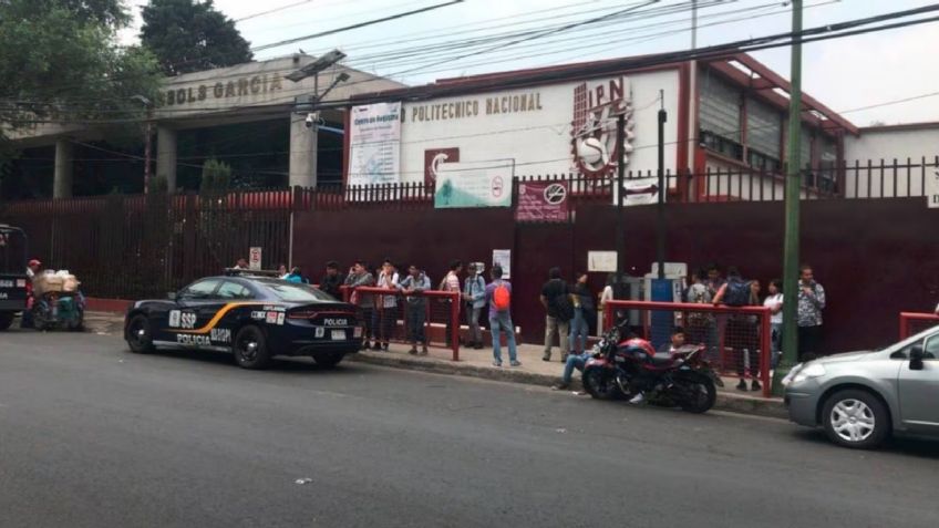 VIDEO: Alumnas del IPN hacen justicia pro mano propia y golpean a profesor acusado de acoso