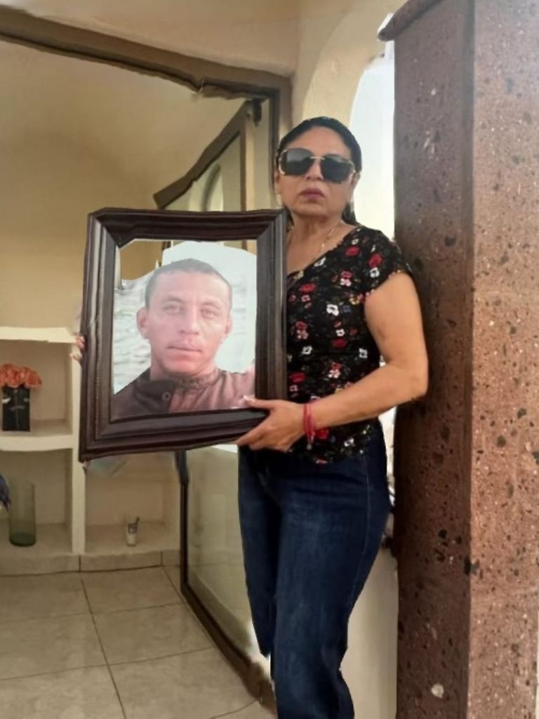 Cecilia Delgado visita a su hijo enterrado en Hermosillo