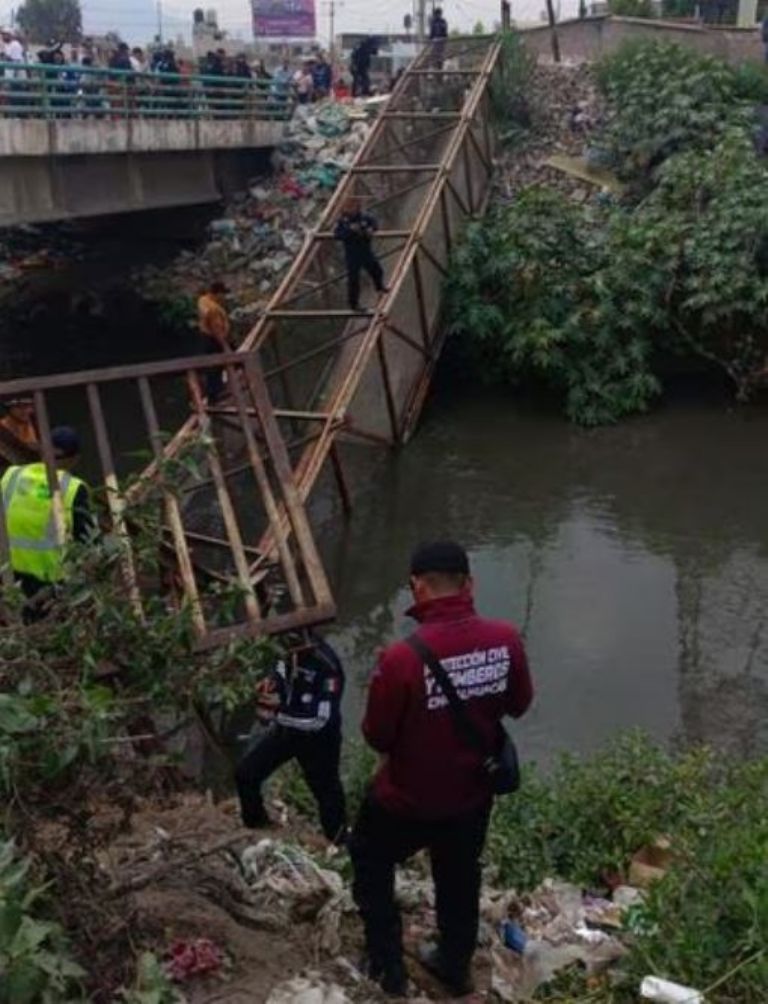 Se desploma puente peatonal en Nezahualcóyotl