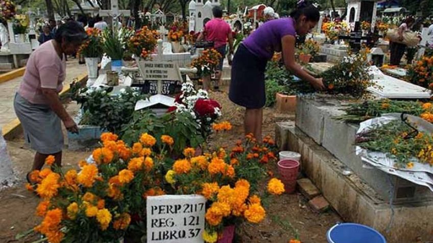 Capitalinos abarrotan los Panteones de la CDMX para conmemorar el Día de Muertos