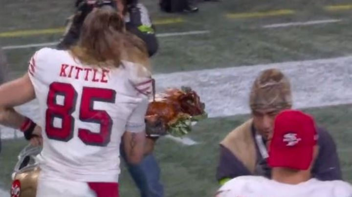 VIDEO: Jugador de los San Francisco 49ers lleva pavo a los aficionados para celebrar triunfo