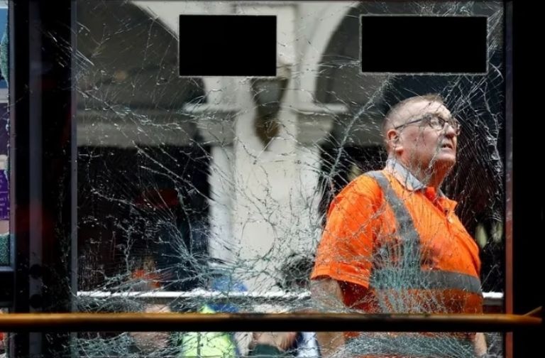 Noche de furia en Dublín: 34 detenidos y decenas de heridos tras ataque con cuchillo