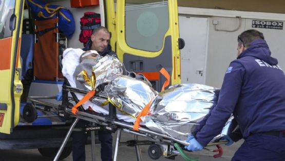Barco se hunde en Grecia por vientos fuertes; 1 persona murió y 12 esperan ser rescatadas