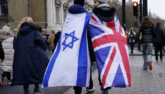 Miles de personas marchan contra el antisemitismo en Londres; Boris Johnson participó en la protesta