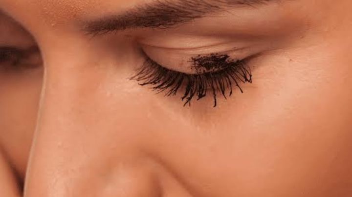 ¿Cómo quitar una mancha de rímel? Elimina los errores sin arruinar el resto de tu maquillaje