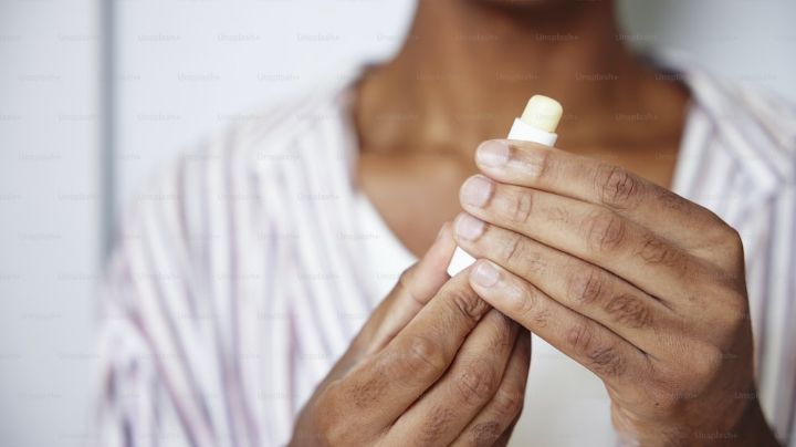 He aquí por qué tus labios están secos incluso después de usar un bálsamo, según un dermatólogo