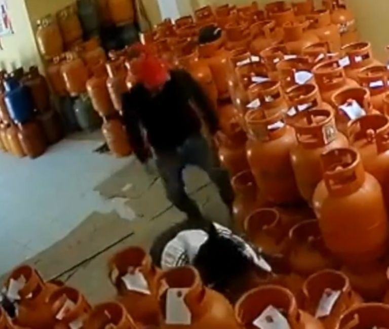 Rafael golpea a Abraham con un tanque de gas en Perú