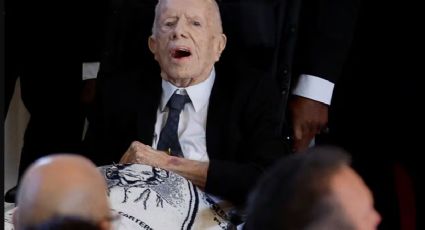 El expresidente estadounidense Jimmy Carter, de 99 años, asiste al funeral de su esposa Rosalynn