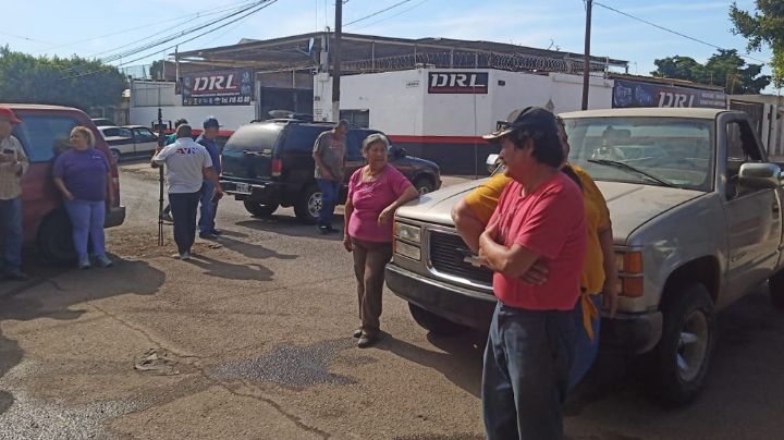 Molestos y cansados, vecinos de Las Cortinas cierran la calle como protesta ante autoridades
