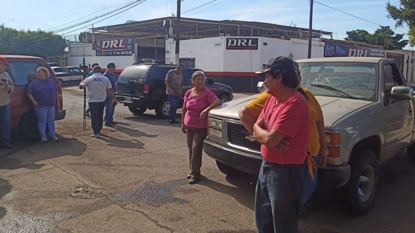 Molestos y cansados, vecinos de Las Cortinas cierran la calle como protesta ante autoridades