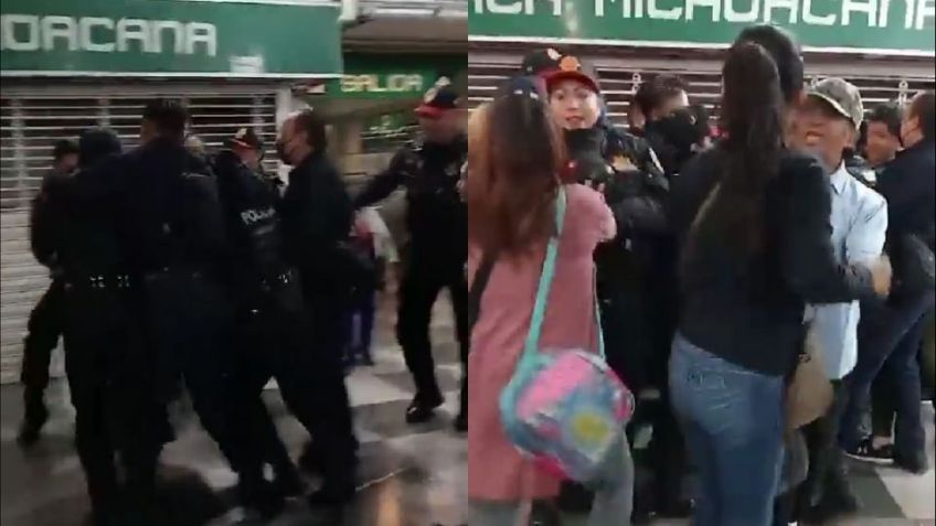 VIDEO: Vendedores ambulantes pelean contra policías en la Línea 8 del Metro en CDMX