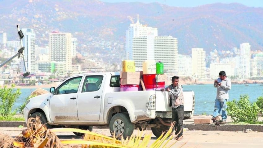 Venden litro de huachicol en hasta 40 pesos en la costera de Acapulco tras los saqueos