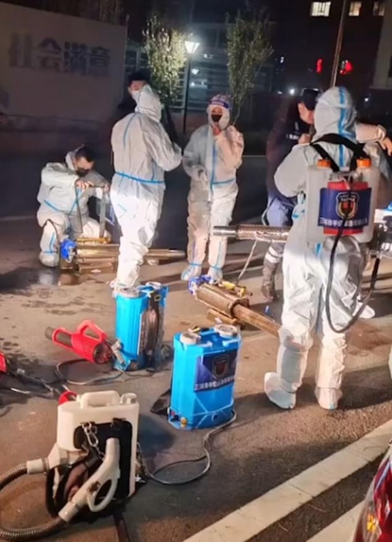  imágenes de trabajadores con trajes de materiales peligrosos rociando aulas supuestamente en la ciudad de Sanhe, a unos 40 kilómetros al este de Beijing. 
