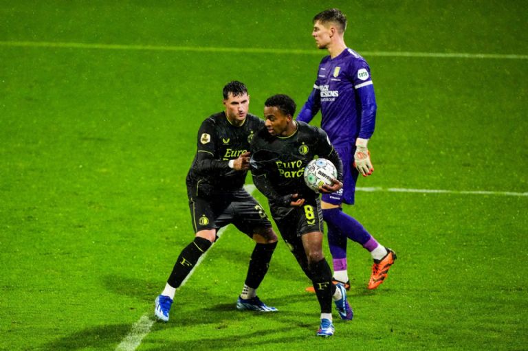 VIDEO: La lamentable acción de Santiago Giménez que decepcionó al DT del Feyenoord