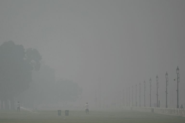 Reportan niebla tóxica en la India que obliga a cerrar las escuelas en Nueva Delhi 