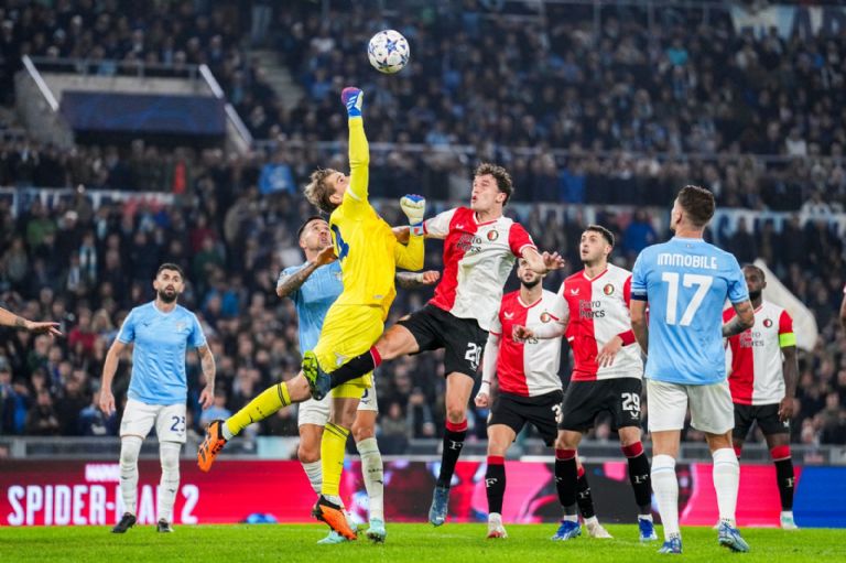 Santiago Giménez se siente culpable por la derrota del Feyenoord en Champions League