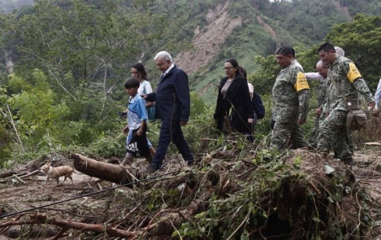 AMLO recorre zonas dañadas de Acapulco. Foto: Internet