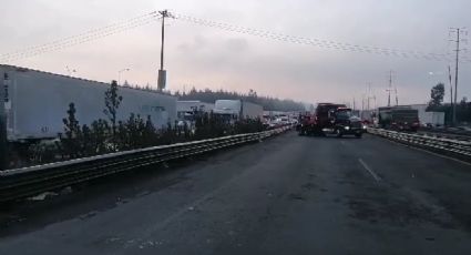 Caos en la autopista México-Puebla por mortal accidente y densos bancos de niebla