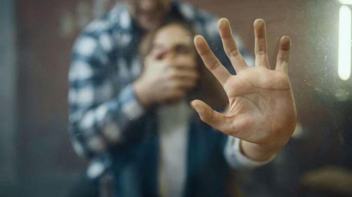 "Traeré amigos y te mataré": Alumno amenaza a profesor por haberle quitado el móvil