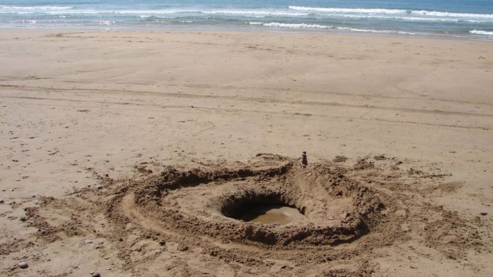 Un agujero en la arena se traga misteriosamente a un joven en la playa; esto sucedió