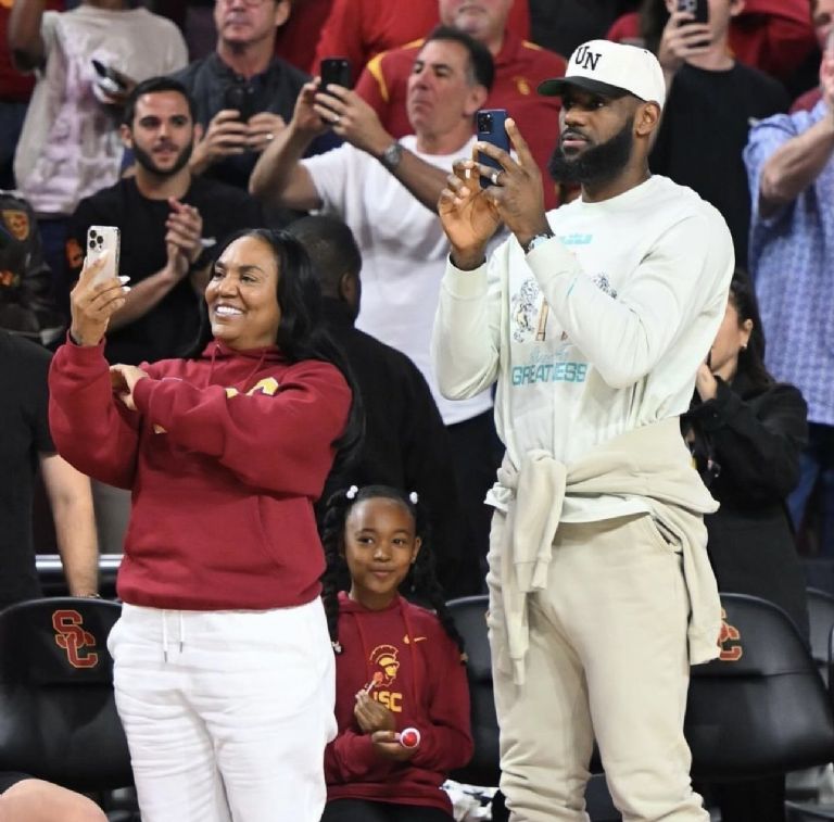 Tras sufrir paro cardiaco, Bronny James, hijo de LeBron, debuta en el basquetbol colegial