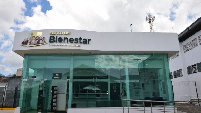 Ladrones asaltan Banco de Bienestar y arrancan cajero automático con una camioneta