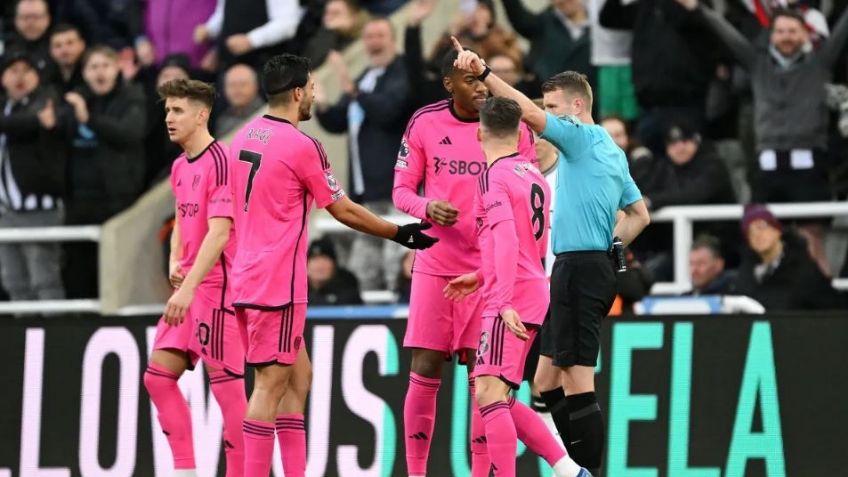 Raúl Jiménez es expulsado a los 22 minutos por una brutal falta ante Newcastle