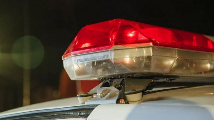 Padre golpea brutalmente al violador de su hija afuera de los juzgados