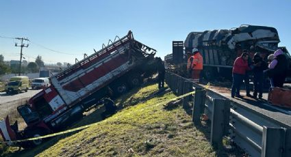 Brutal accidente en el Circuito Exterior Mexiquense deja 6 muertos; dos camiones impactan