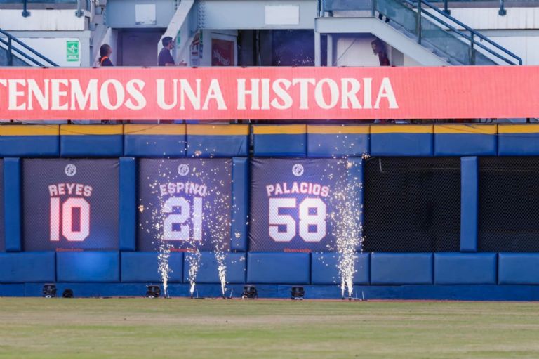 Águilas de Mexicali inmortaliza el número 58 de Vicente Palacios en emotiva ceremonia